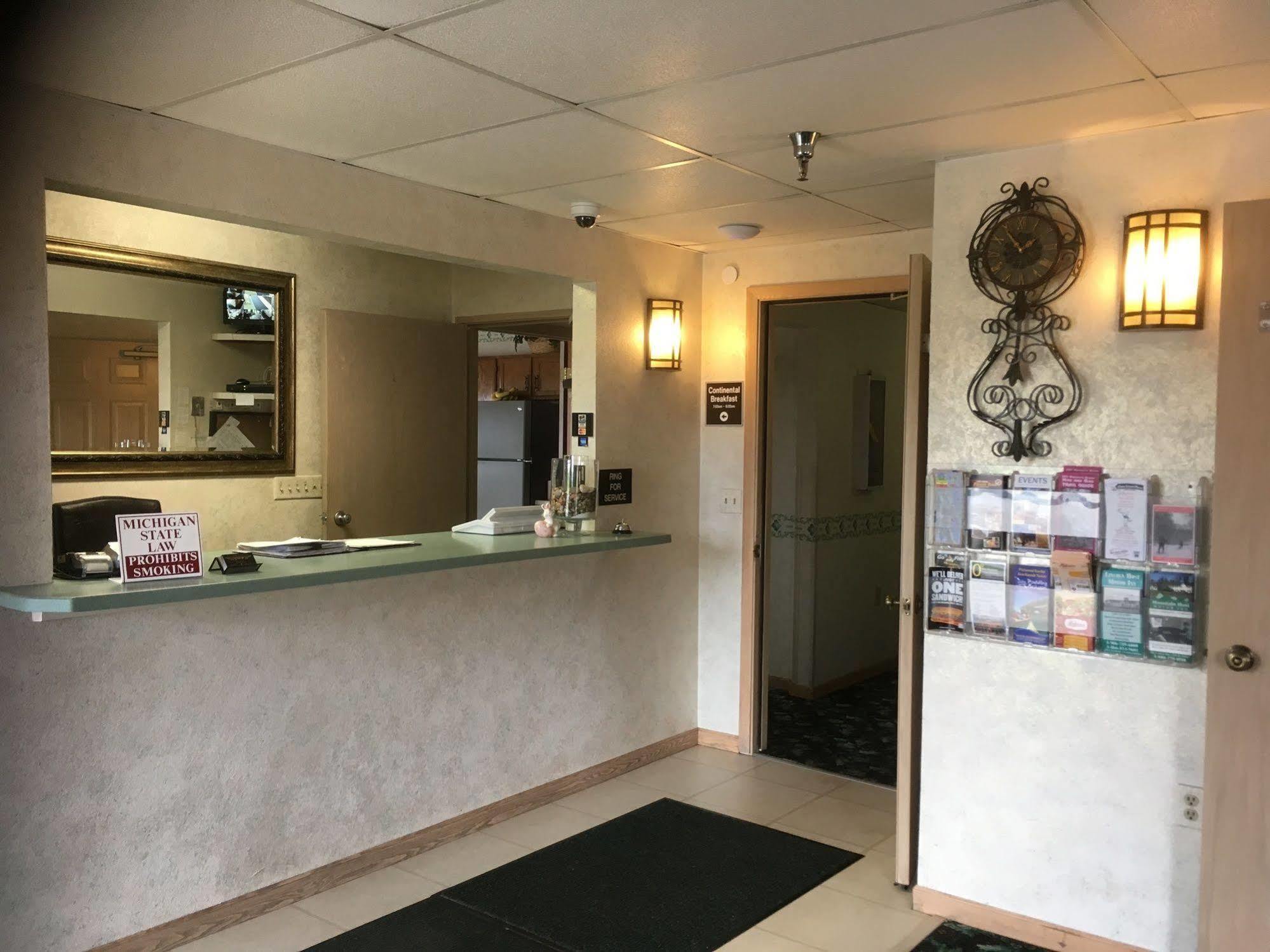 Value Host Motor Inn Marquette Extérieur photo