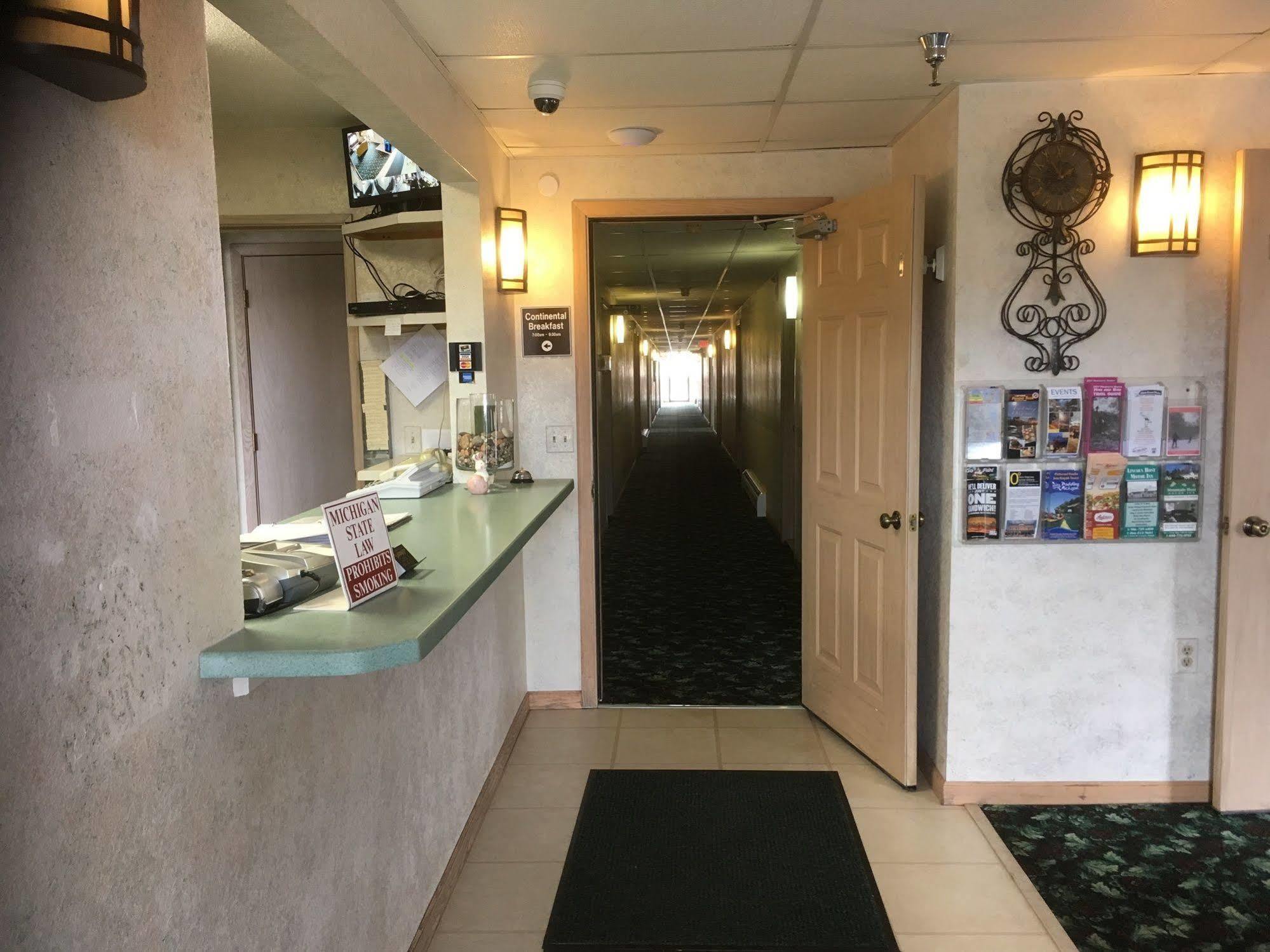 Value Host Motor Inn Marquette Extérieur photo